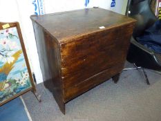 An Elm blanket chest of compact dimensions, 26 12/2" wide, 18 1/2" deep and 29" high, approx.
