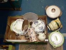 A quantity of Poole pottery to include a gravy boat and dish, dessert bowls and serving bowls,