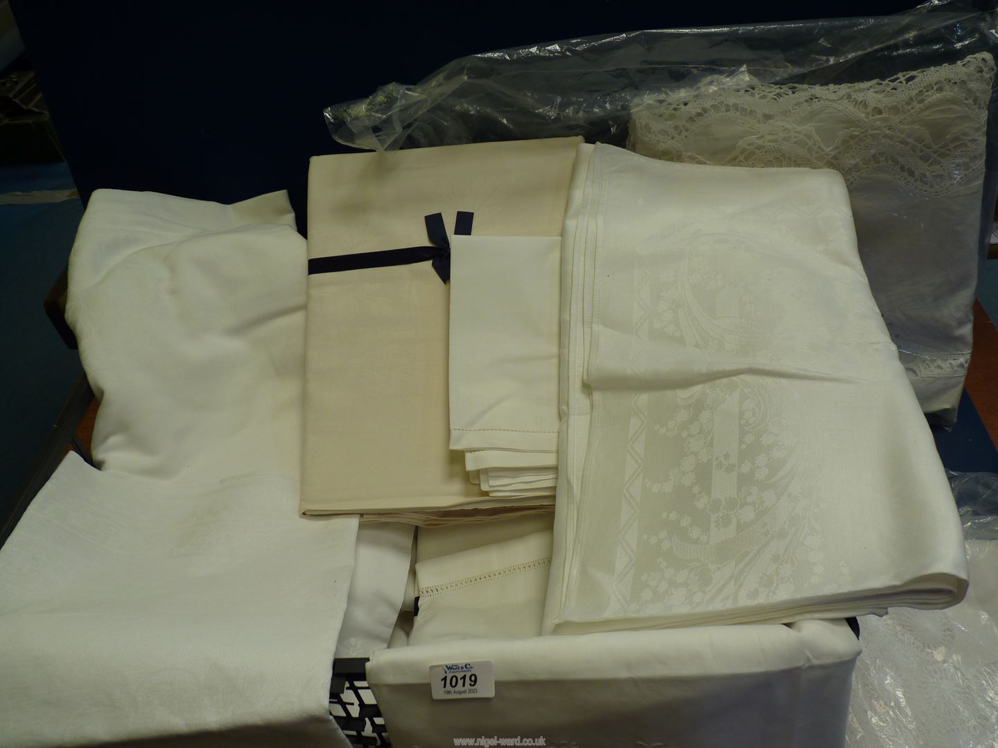 A quantity of table linen, damask and embroidered, etc. - Image 2 of 2