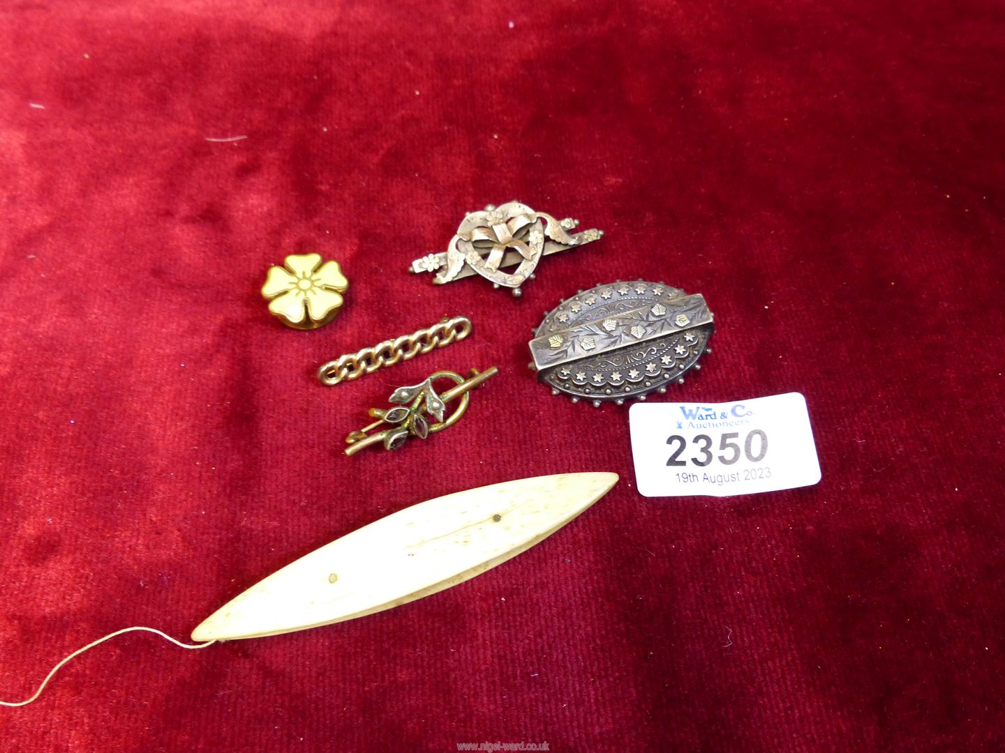 A 9ct gold link bar brooch, two silver brooches (pins missing) and an enamel lapel pin etc.