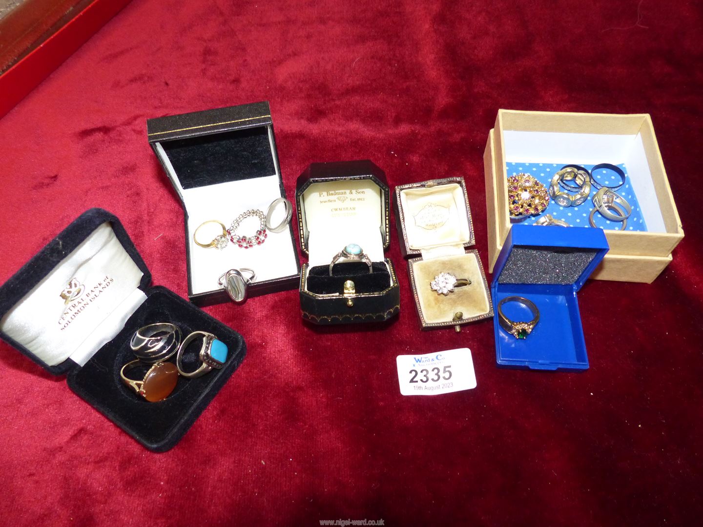 A quantity of costume jewellery rings.