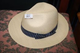 A gent's summer hat, one size.