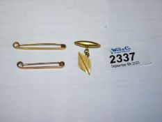 An 18ct Birmingham, yellow gold bar brooch (2g), maker C & P,