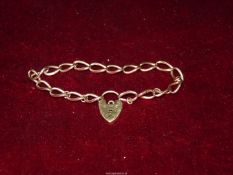 A 9ct gold Cabel chain bracelet with 9ct gold heart locket fastening, weight 11.4g.
