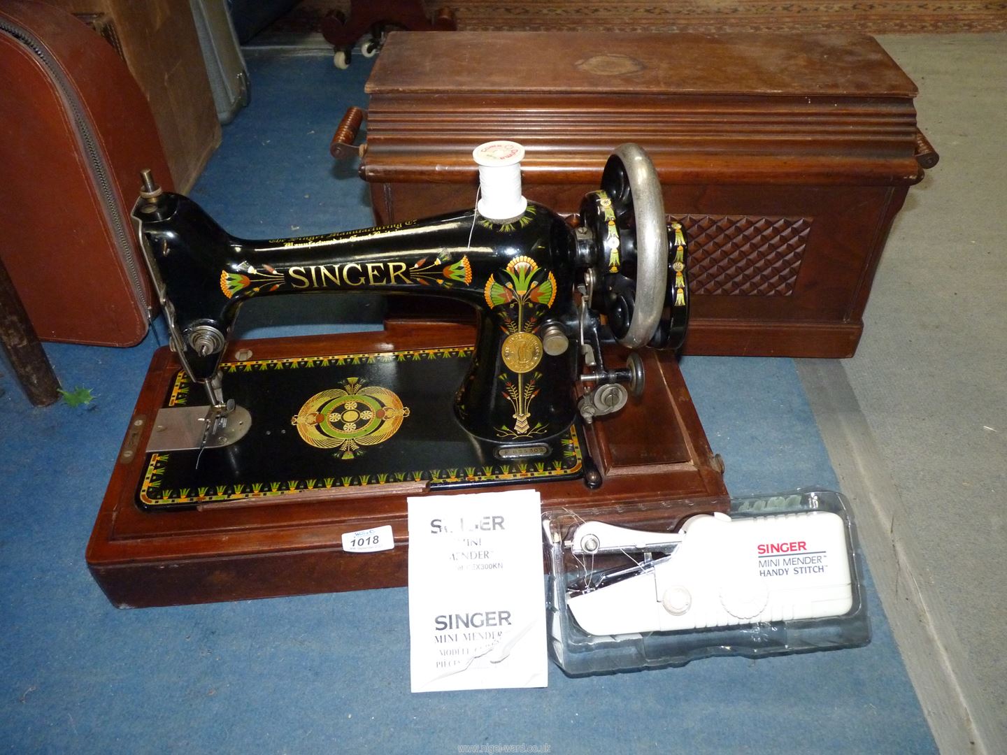 A Singer sewing Machine in wooden box, no. F625302, with key and a Singer Mini mender.