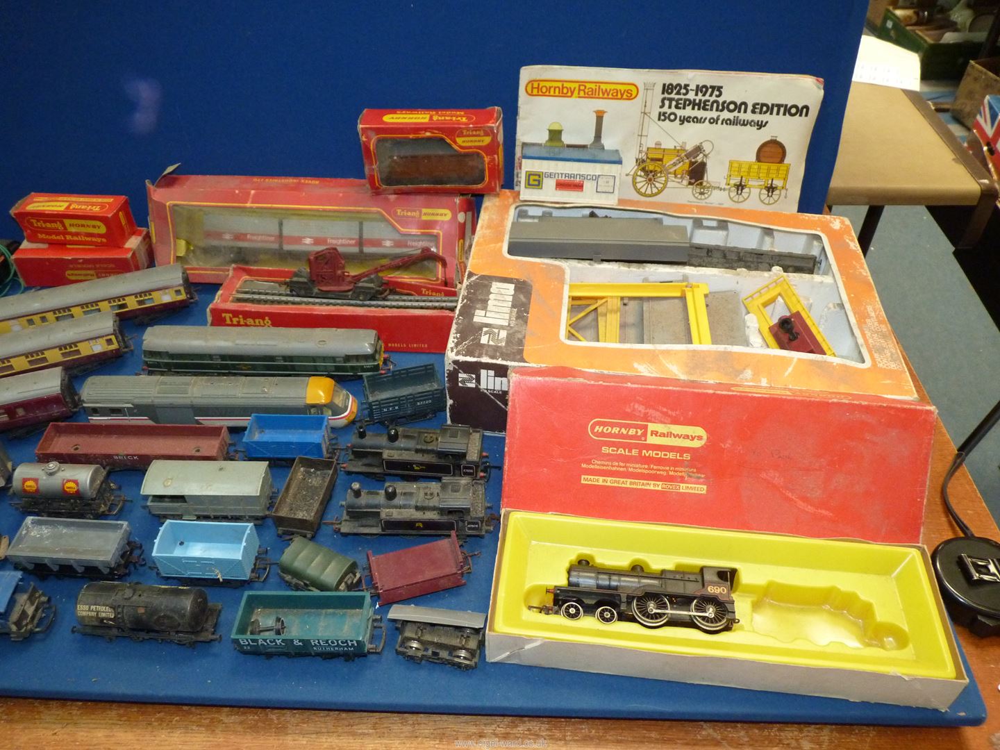 A quantity of boxed and loose Tri-ang and Hornby 'OO' gauge rolling stock including; shunter wagons, - Image 3 of 3
