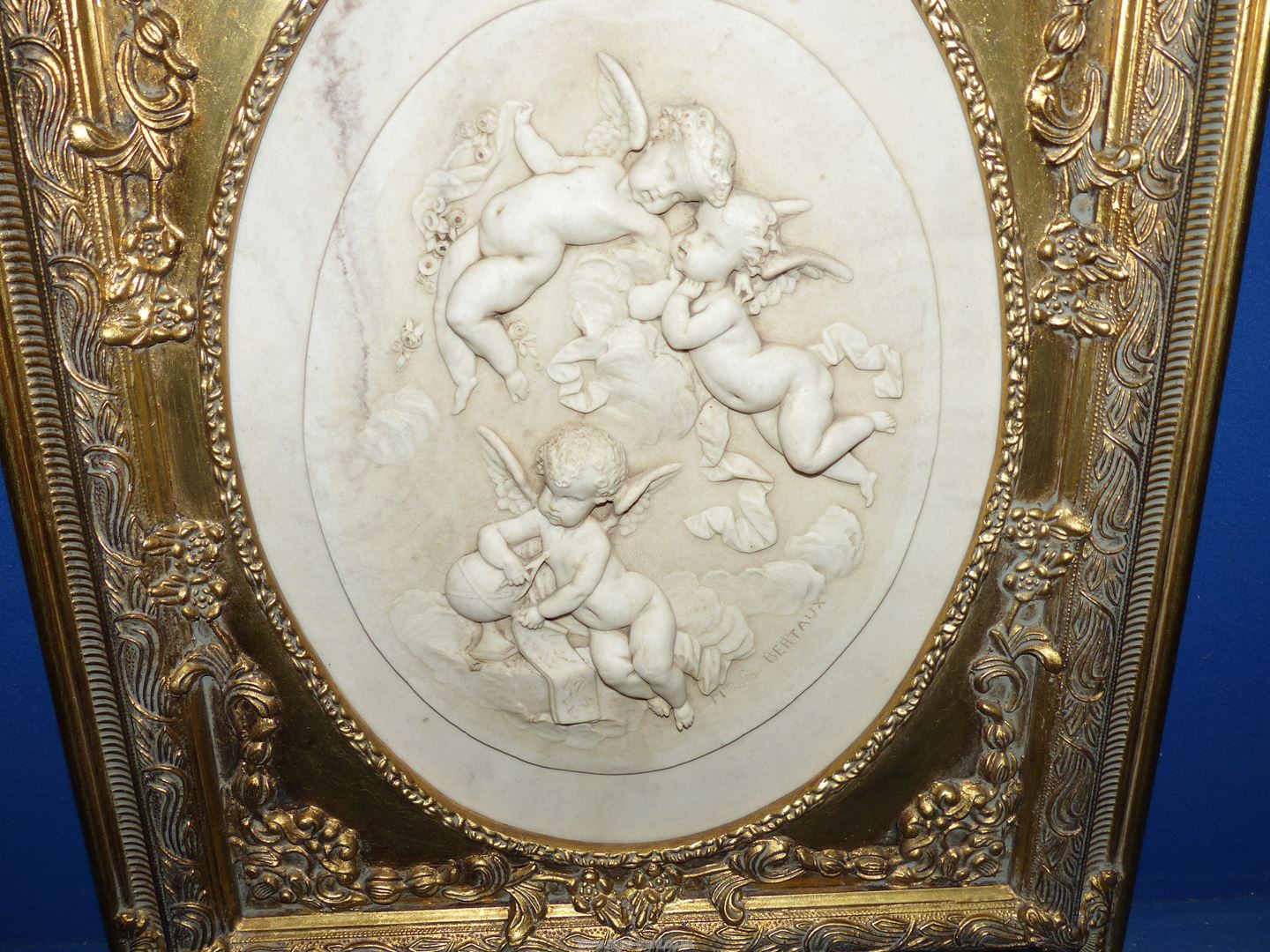 A Madame Leon Bertaux carved oval marble relief Plaque in a gilt frame of three Putti, - Image 2 of 4