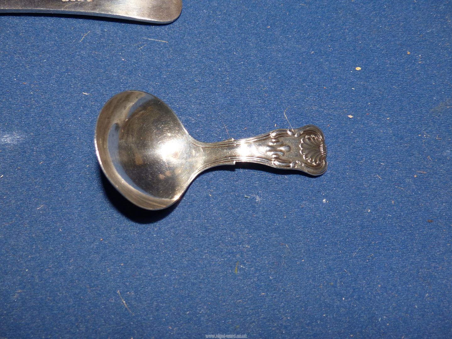 A silver tea caddy Spoon, Birmingham 1829, maker U & H (Unite and Hilliard), 11g, - Image 3 of 4