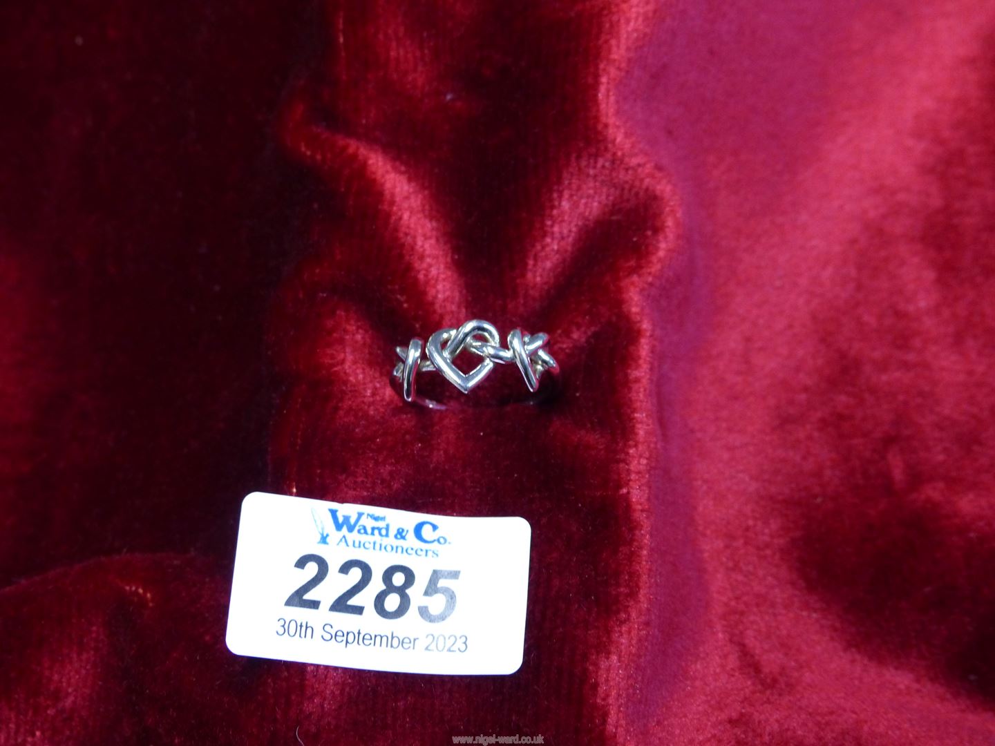 A 925 silver Ring in heart design, size R.