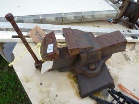A Record 4½" bench vice.