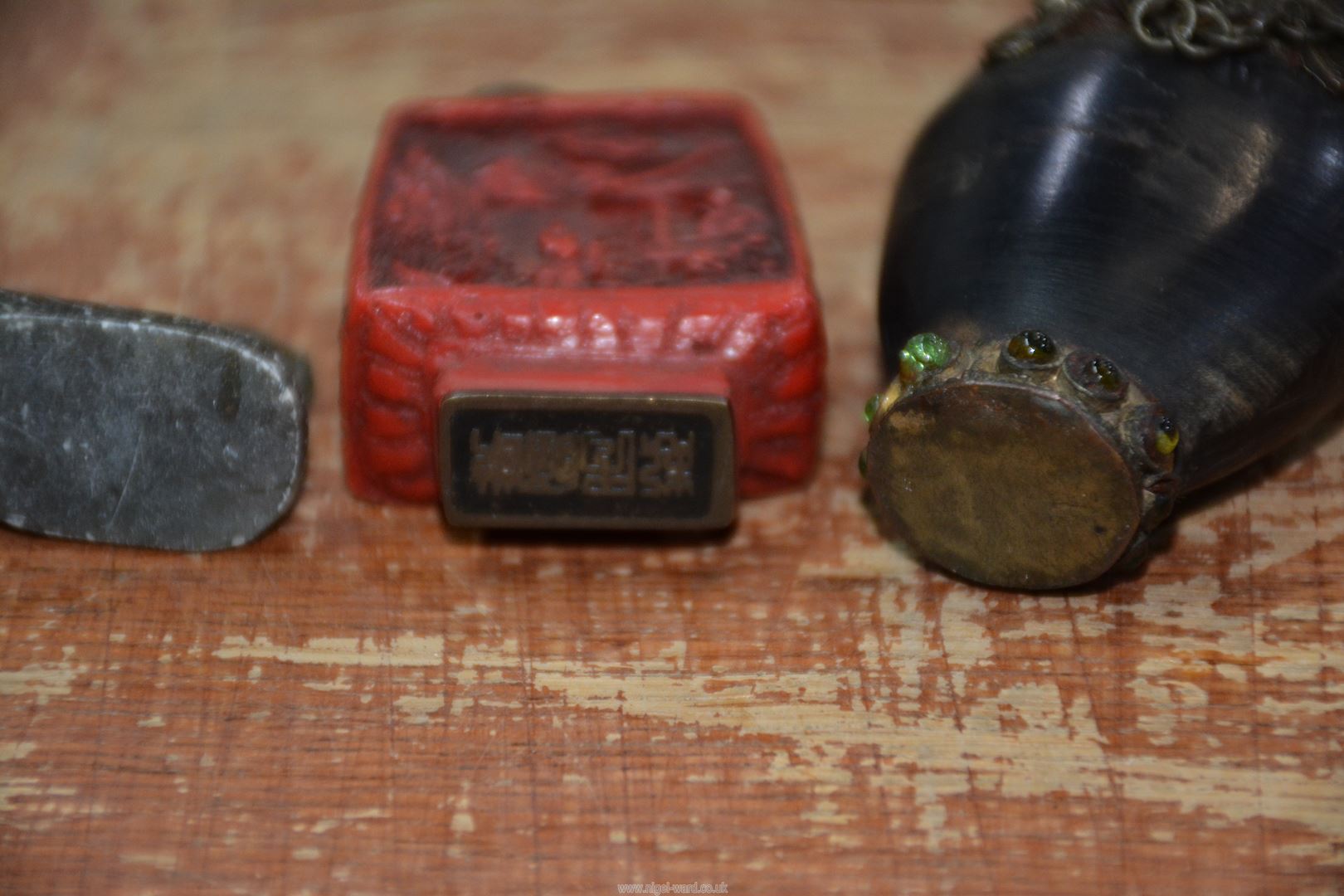 A variety of Chinese items including snuff bottles, calligraphy set, etc., in a small box. - Image 10 of 12