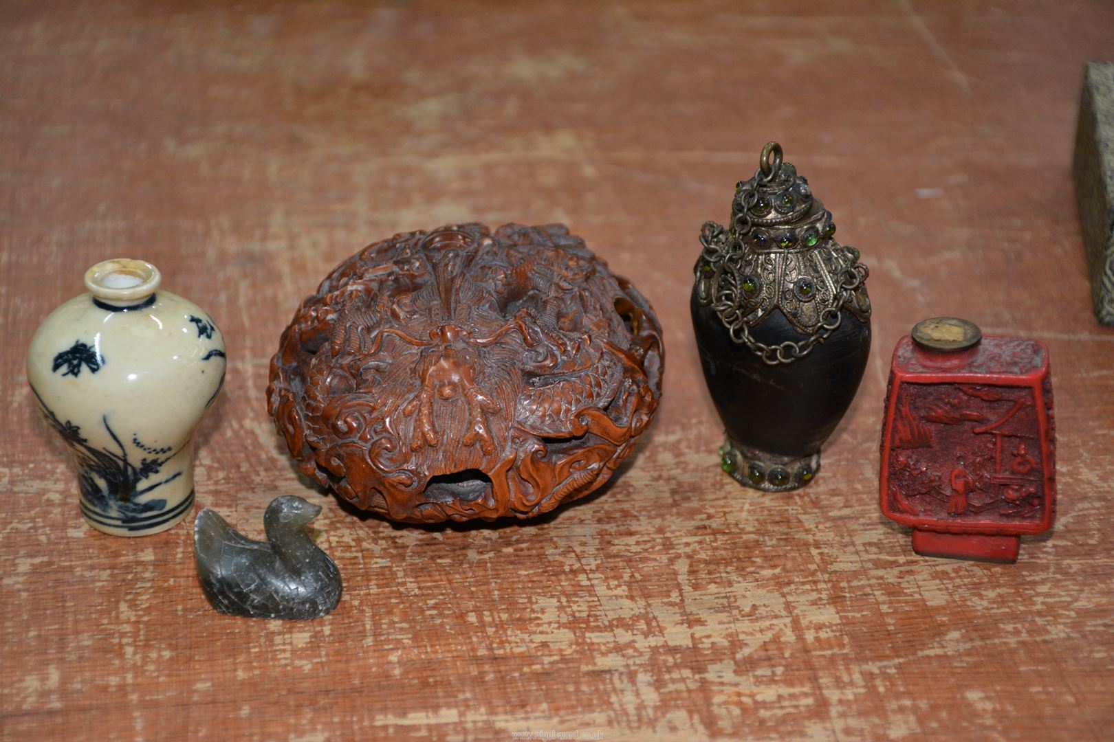 A variety of Chinese items including snuff bottles, calligraphy set, etc., in a small box. - Image 5 of 12