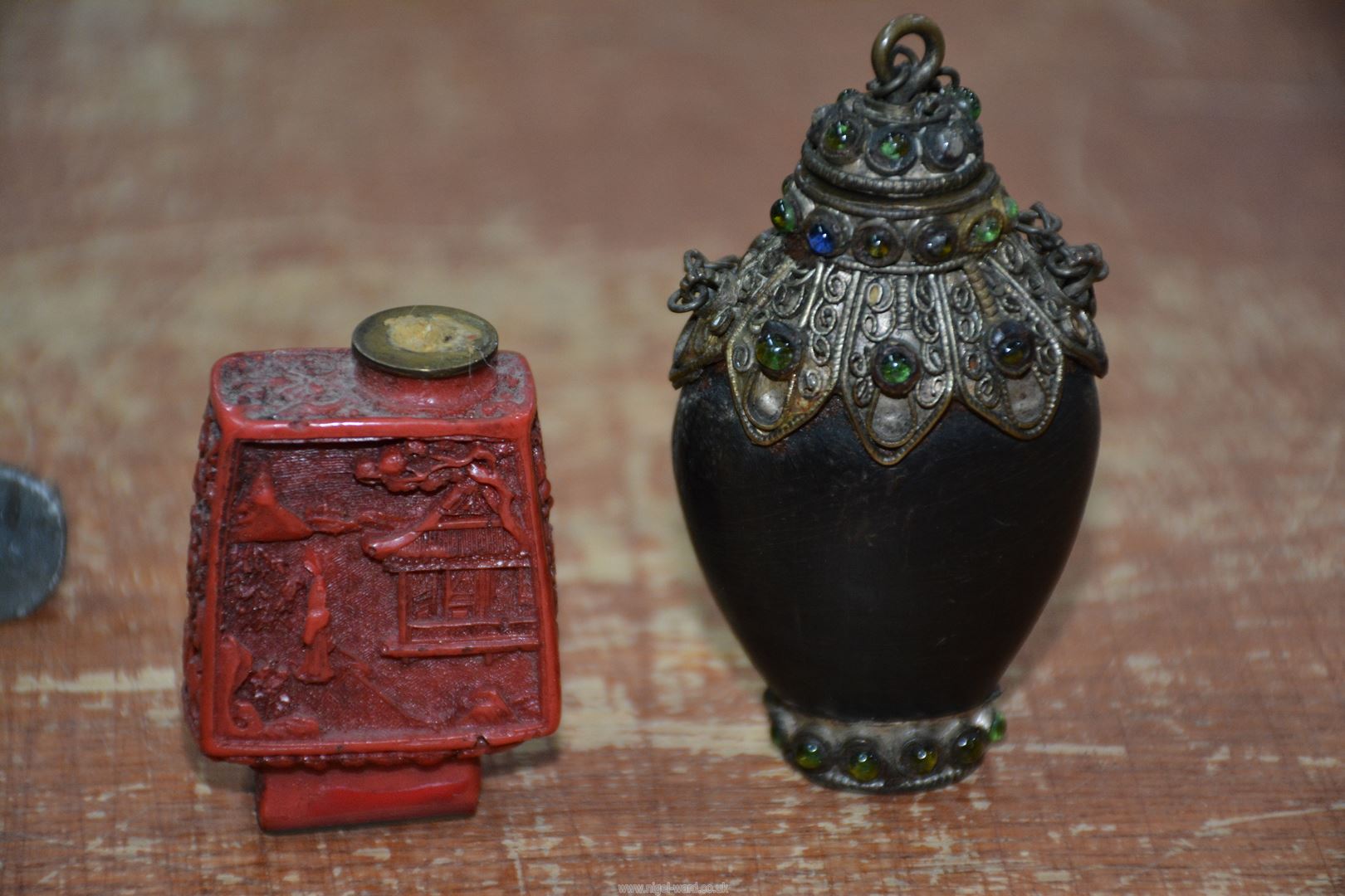 A variety of Chinese items including snuff bottles, calligraphy set, etc., in a small box. - Image 11 of 12