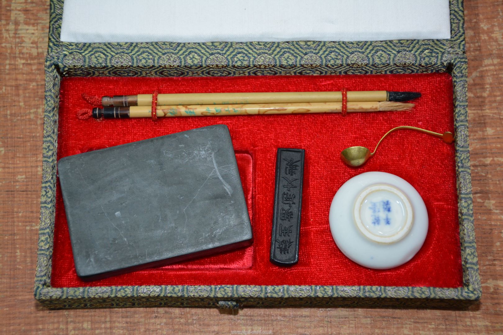 A variety of Chinese items including snuff bottles, calligraphy set, etc., in a small box. - Image 3 of 12