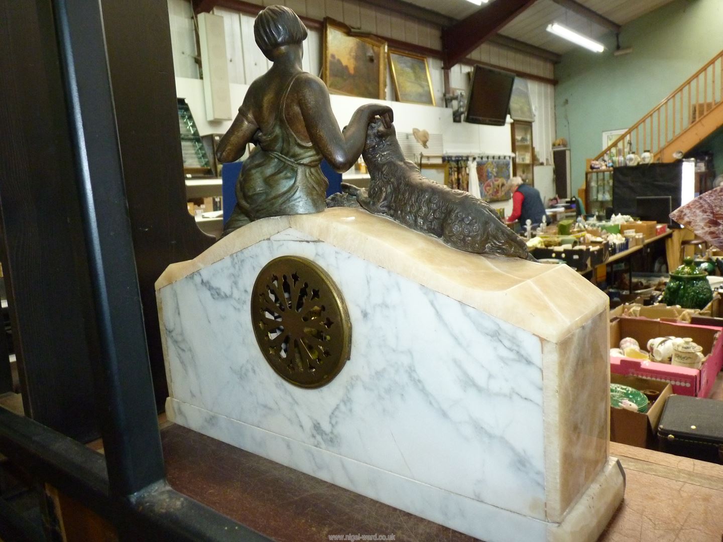 An elegant Art Deco French grey and cream marble cased mantel clock having an elliptical face with - Image 3 of 4