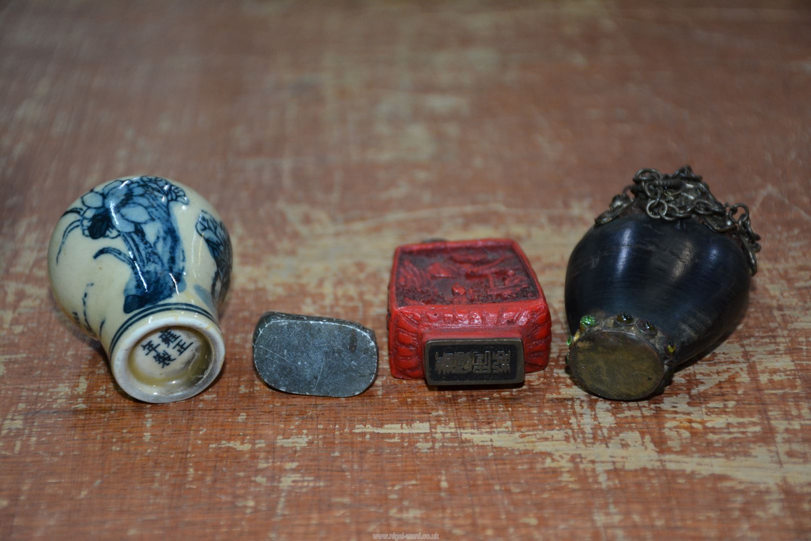 A variety of Chinese items including snuff bottles, calligraphy set, etc., in a small box. - Image 8 of 12