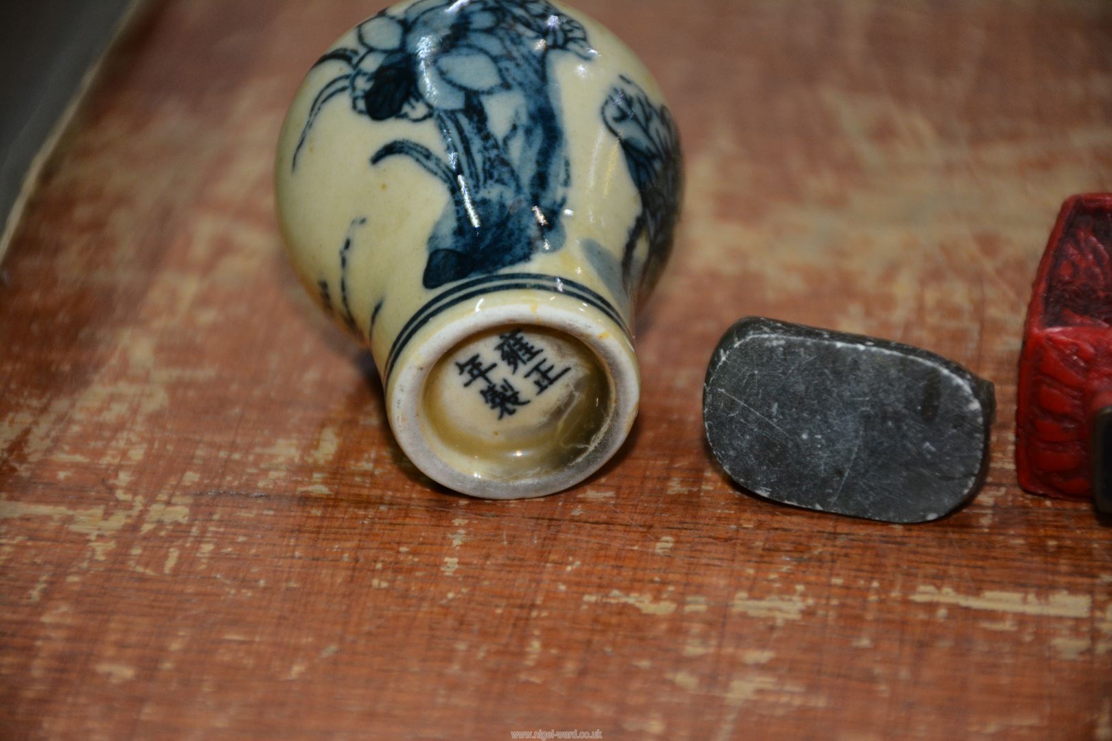 A variety of Chinese items including snuff bottles, calligraphy set, etc., in a small box. - Image 9 of 12