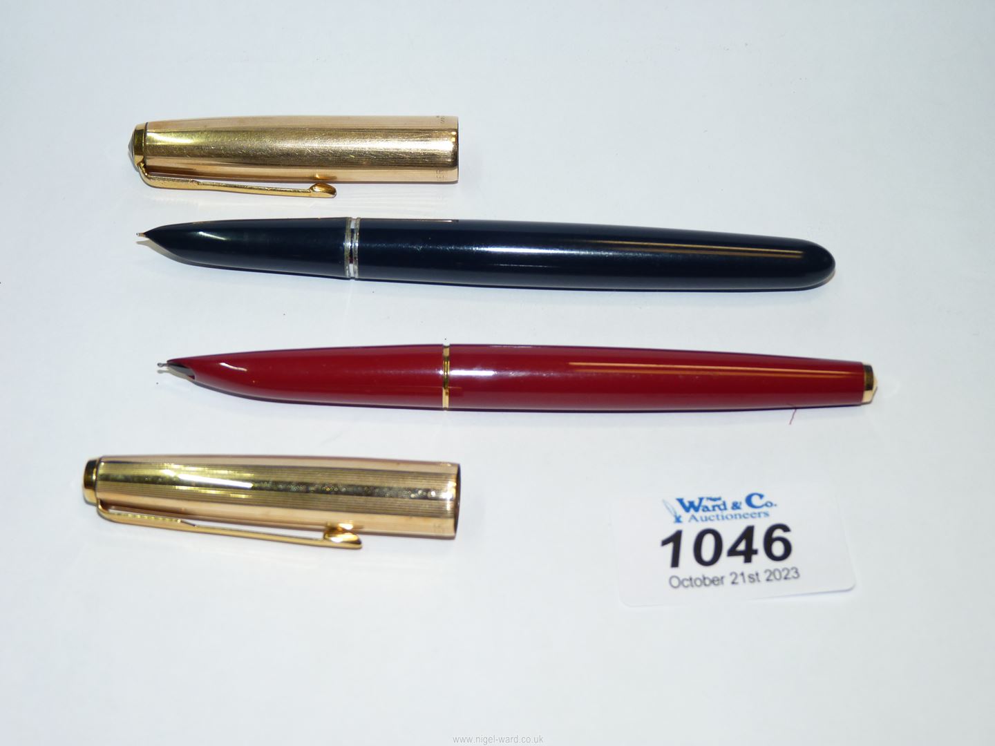 A black Parker 51 fountain pen and a burgundy Parker 61 fountain pen,