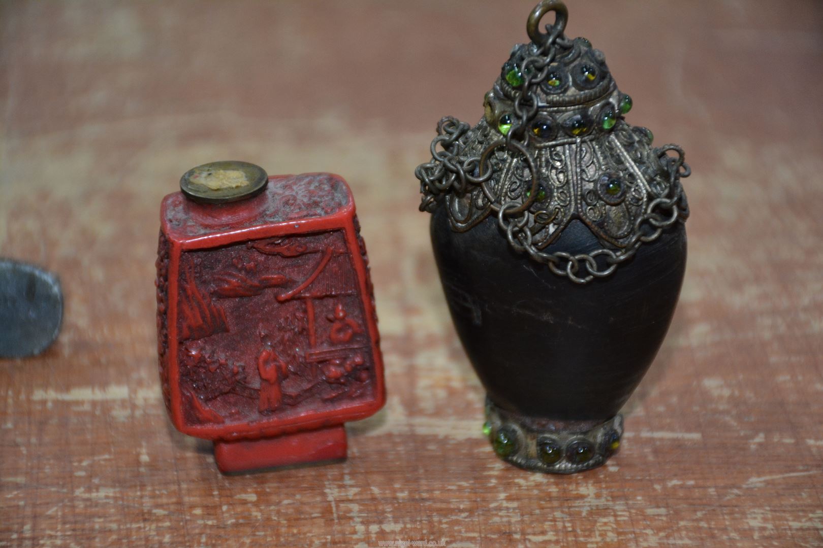 A variety of Chinese items including snuff bottles, calligraphy set, etc., in a small box. - Image 12 of 12