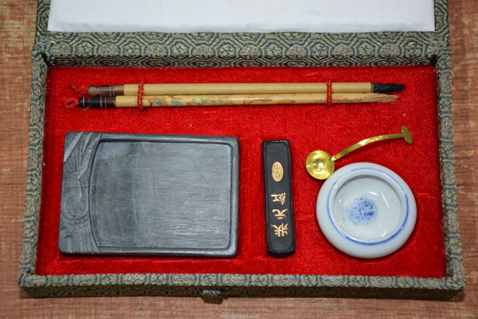 A variety of Chinese items including snuff bottles, calligraphy set, etc., in a small box. - Image 2 of 12