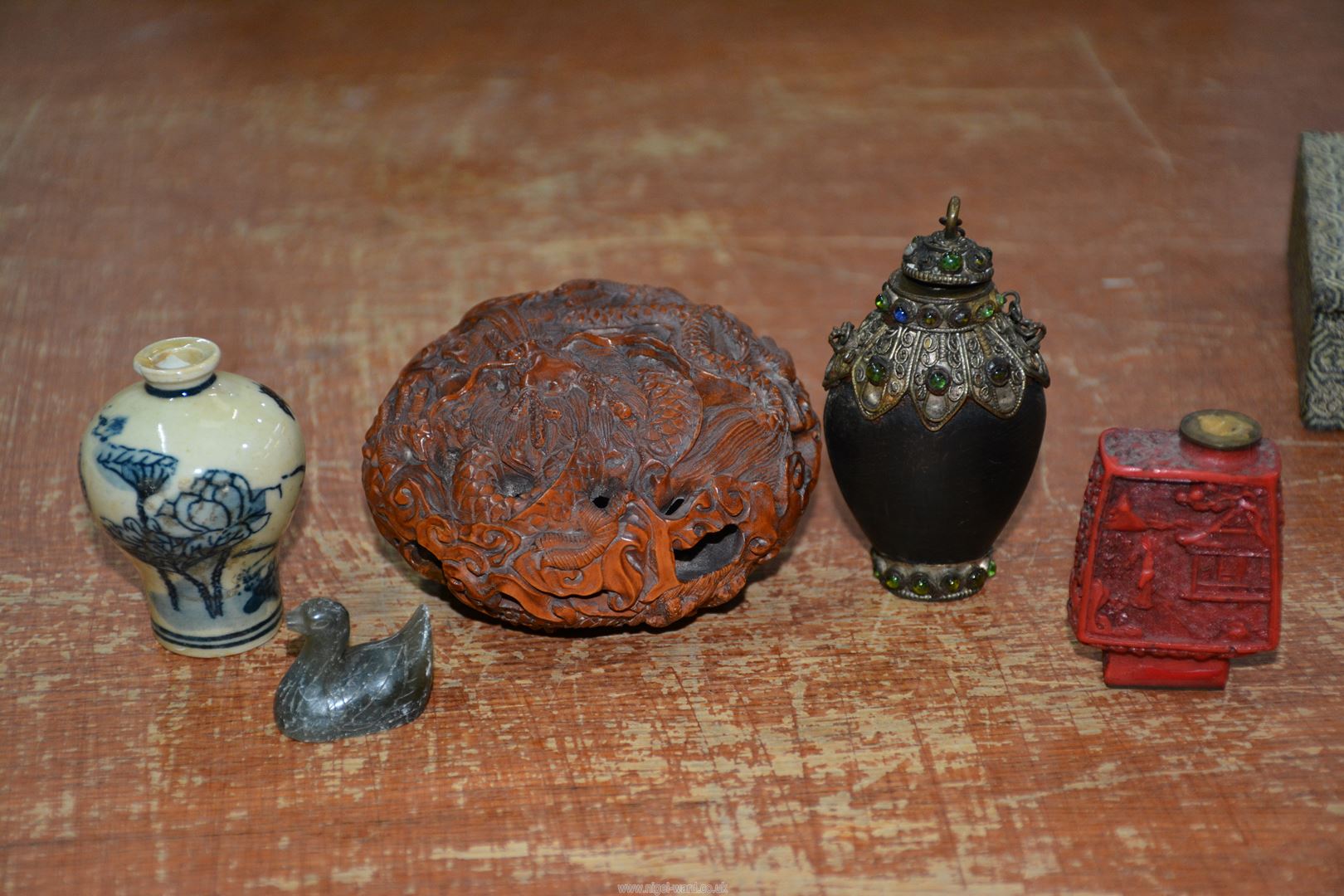 A variety of Chinese items including snuff bottles, calligraphy set, etc., in a small box. - Image 4 of 12