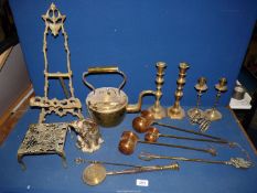 A quantity of brass to include a set of three graduated alcohol measuring ladles, brass kettle, cat,