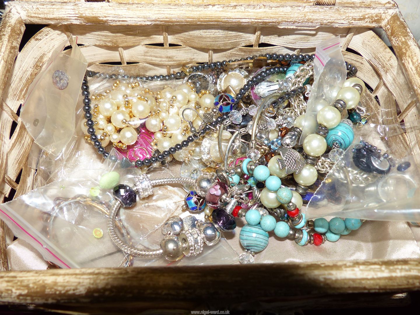 A jewellery box containing costume jewellery rings, and a jewellery box containing chains, - Image 3 of 3