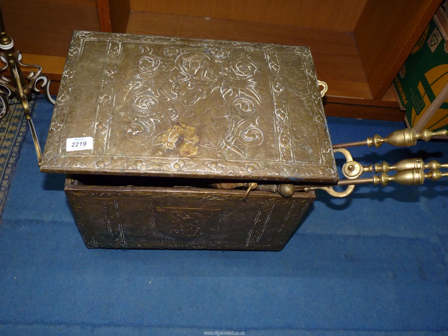 A brass covered coal box with wooden lid, with a metal liner having a lion shield to the front, - Image 2 of 2