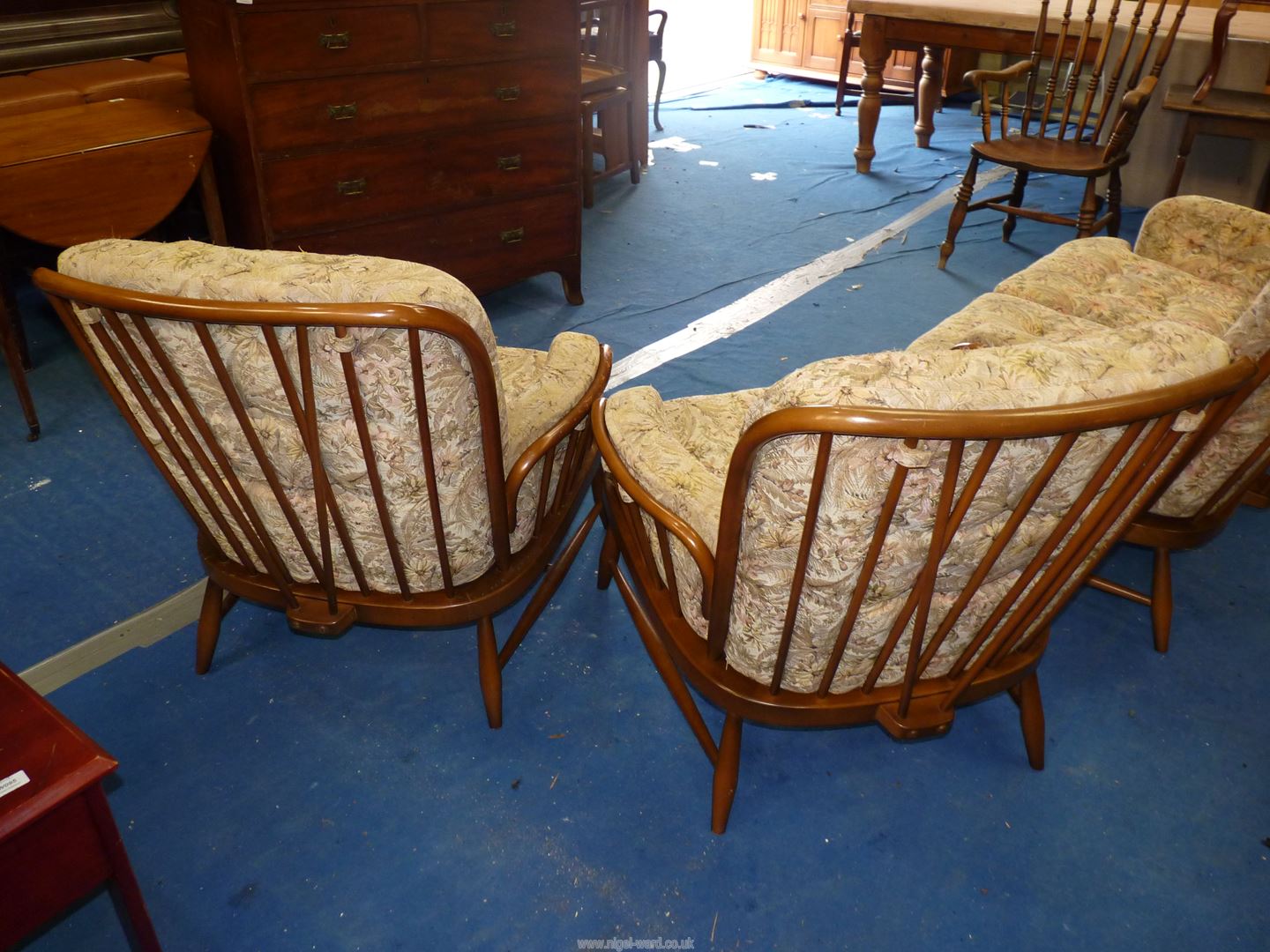 An Ercol two seater settee and two chairs. - Image 5 of 5