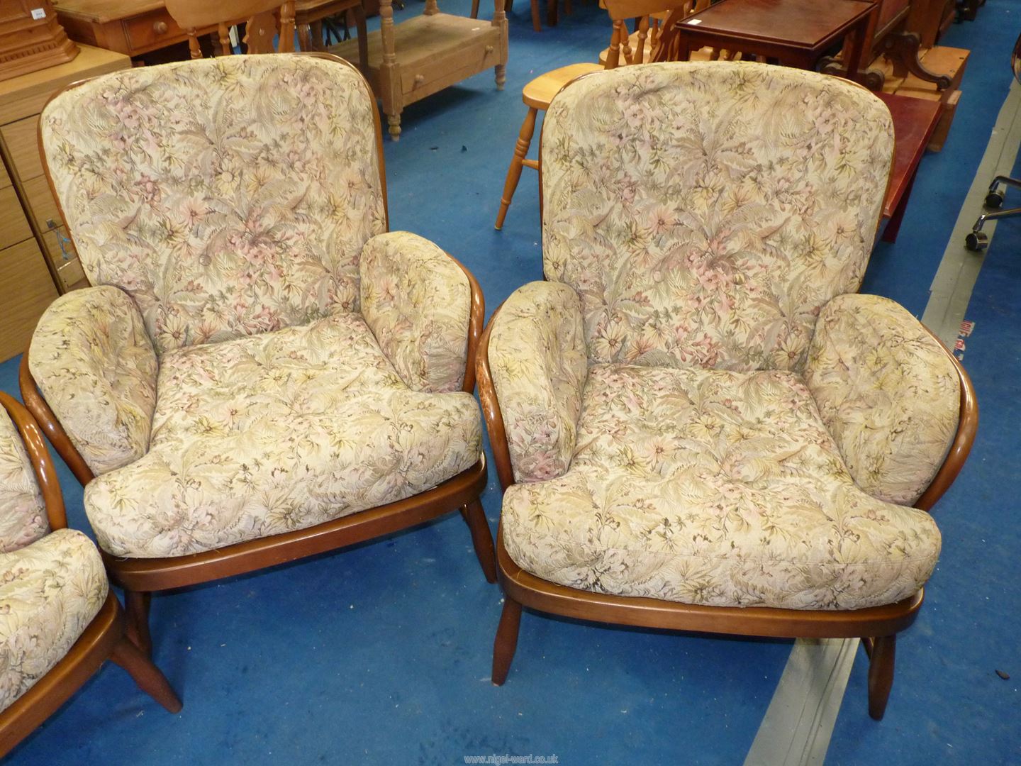 An Ercol two seater settee and two chairs. - Image 3 of 5