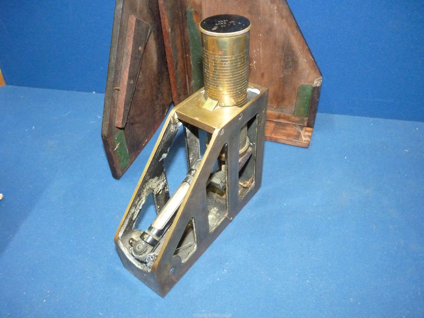 A WWII brass Clinometer by P.T.I. Co. Ltd., no. - Image 5 of 5