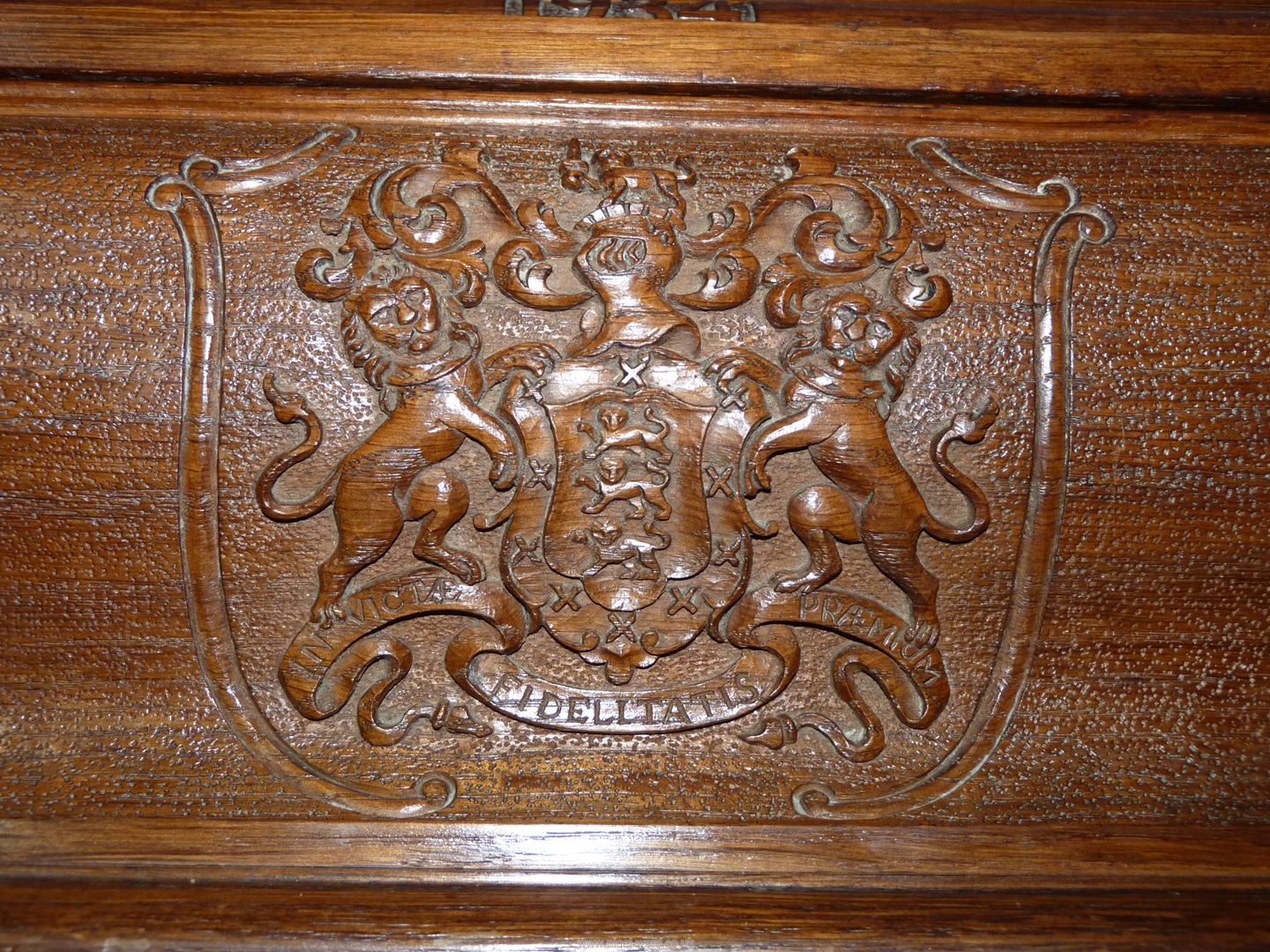 A 'Freedom of The City of Hereford' wooden box with hinged lid and four paw feet having carved date - Image 5 of 5