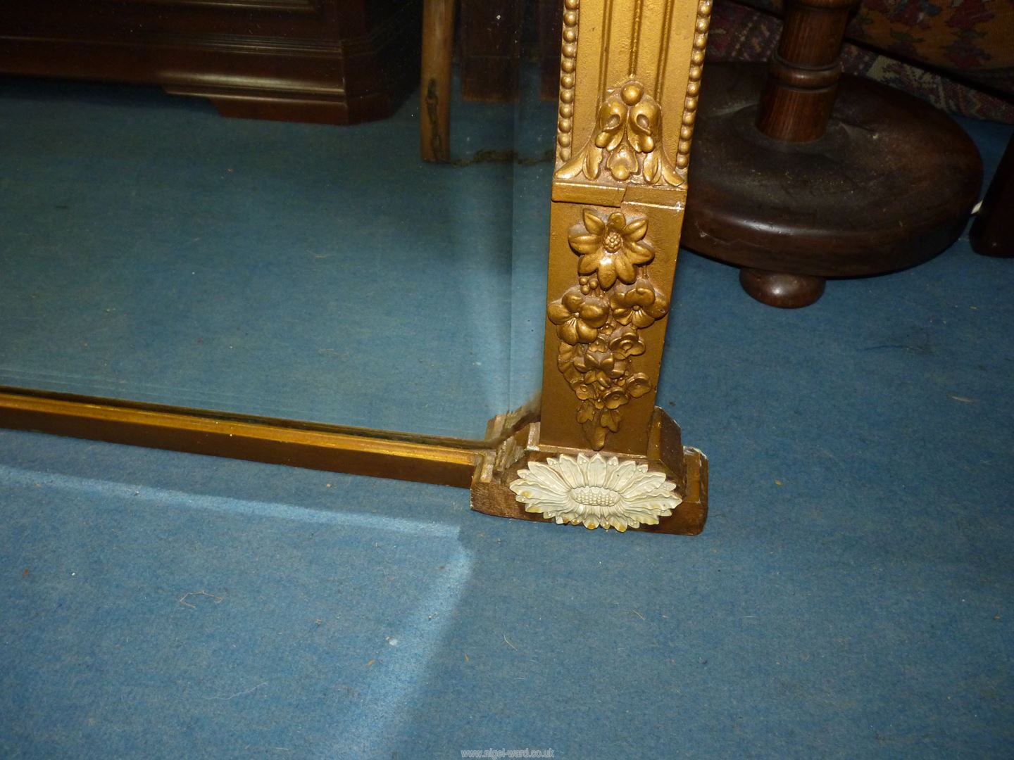 An elegant bevelled mirrored Overmantel Mirror having a solid gold coloured finished frame with - Image 3 of 5