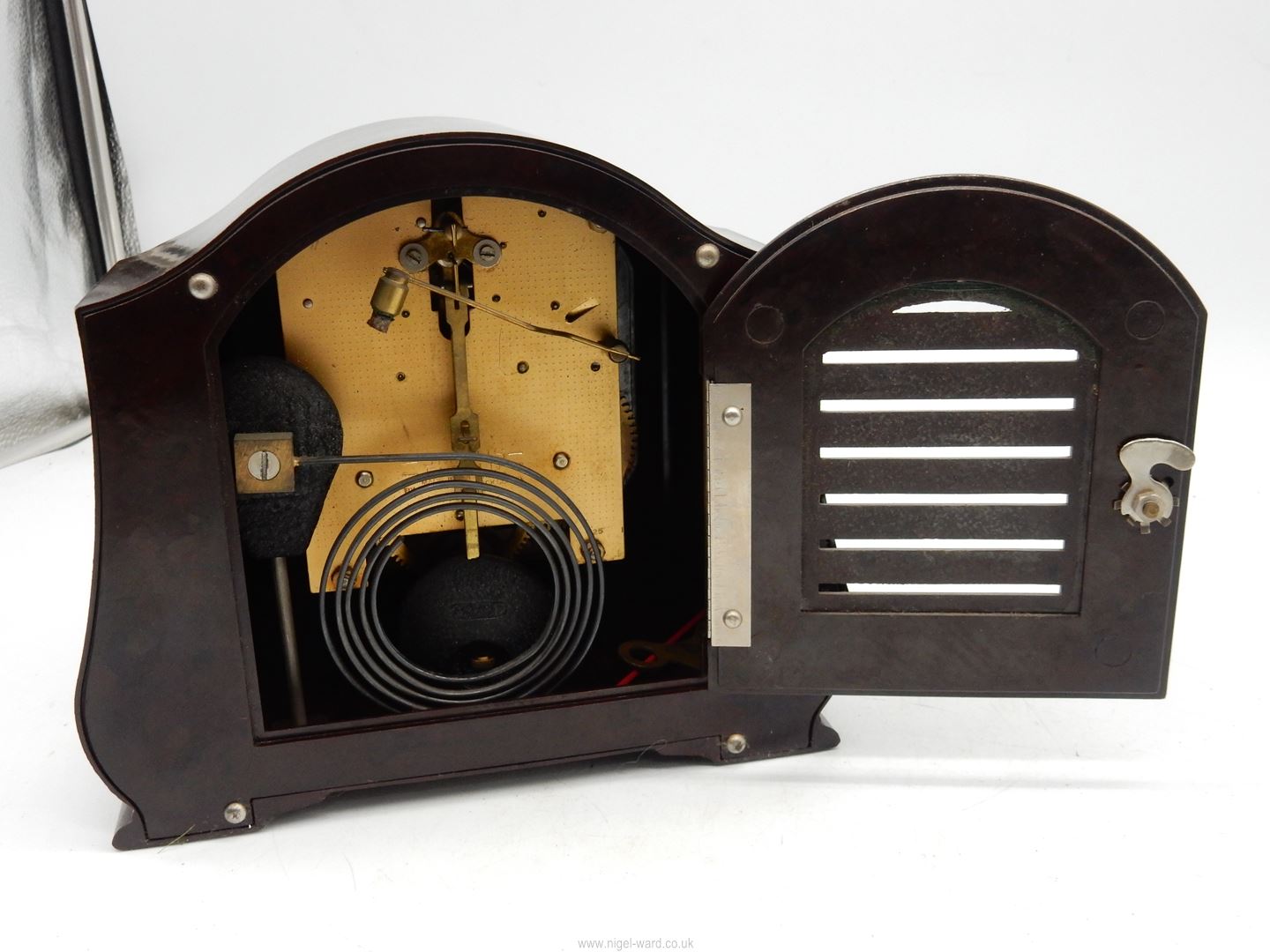 A Smiths Enfield bakelite mantle clock with pendulum and key, 8 1/2" x 7 1/2". - Image 12 of 15