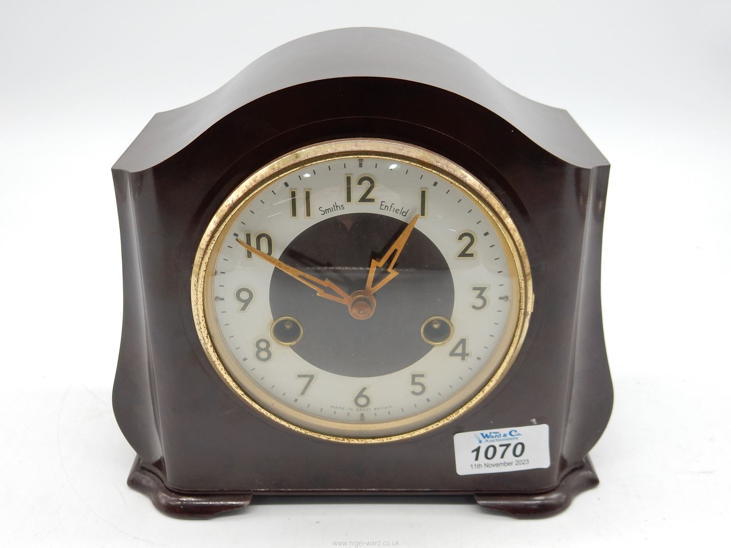 A Smiths Enfield bakelite mantle clock with pendulum and key, 8 1/2" x 7 1/2". - Image 3 of 15