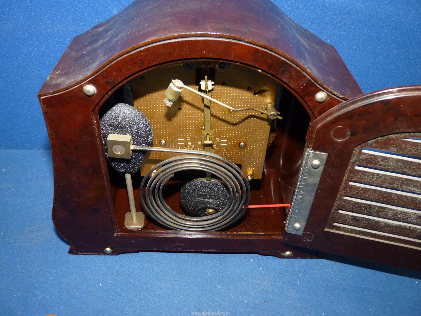 A Smiths Enfield bakelite mantle clock with pendulum and key, 8 1/2" x 7 1/2". - Image 2 of 15