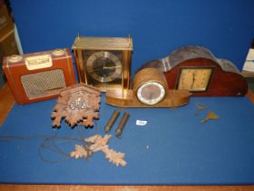 A box of clocks to include; Art Deco mantle clock, cuckoo clock, battery operated Seiko, etc., a/f.