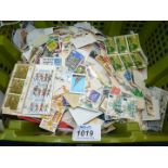 A quantity of loose stamps, British and foreign.