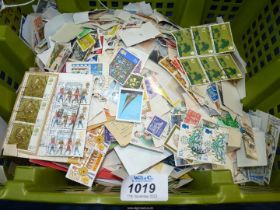 A quantity of loose stamps, British and foreign.