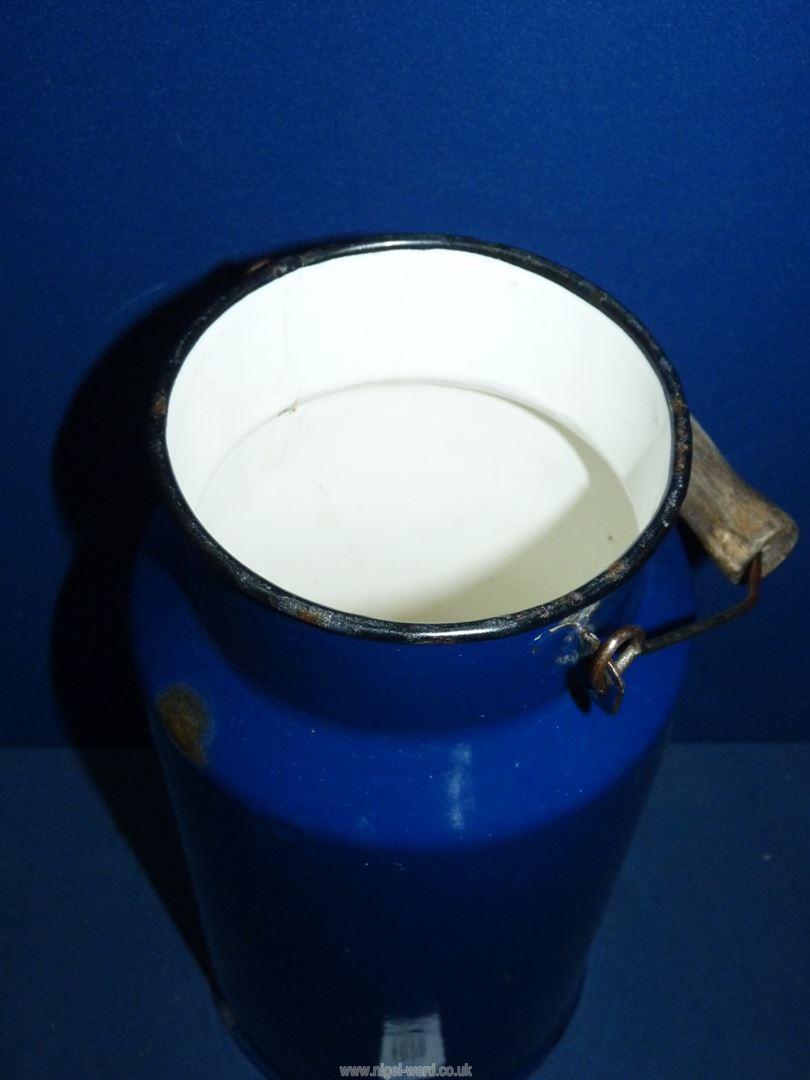 A vintage blue and white enamelled hand carry milk churn probably holding about a gallon in volume, - Image 2 of 2