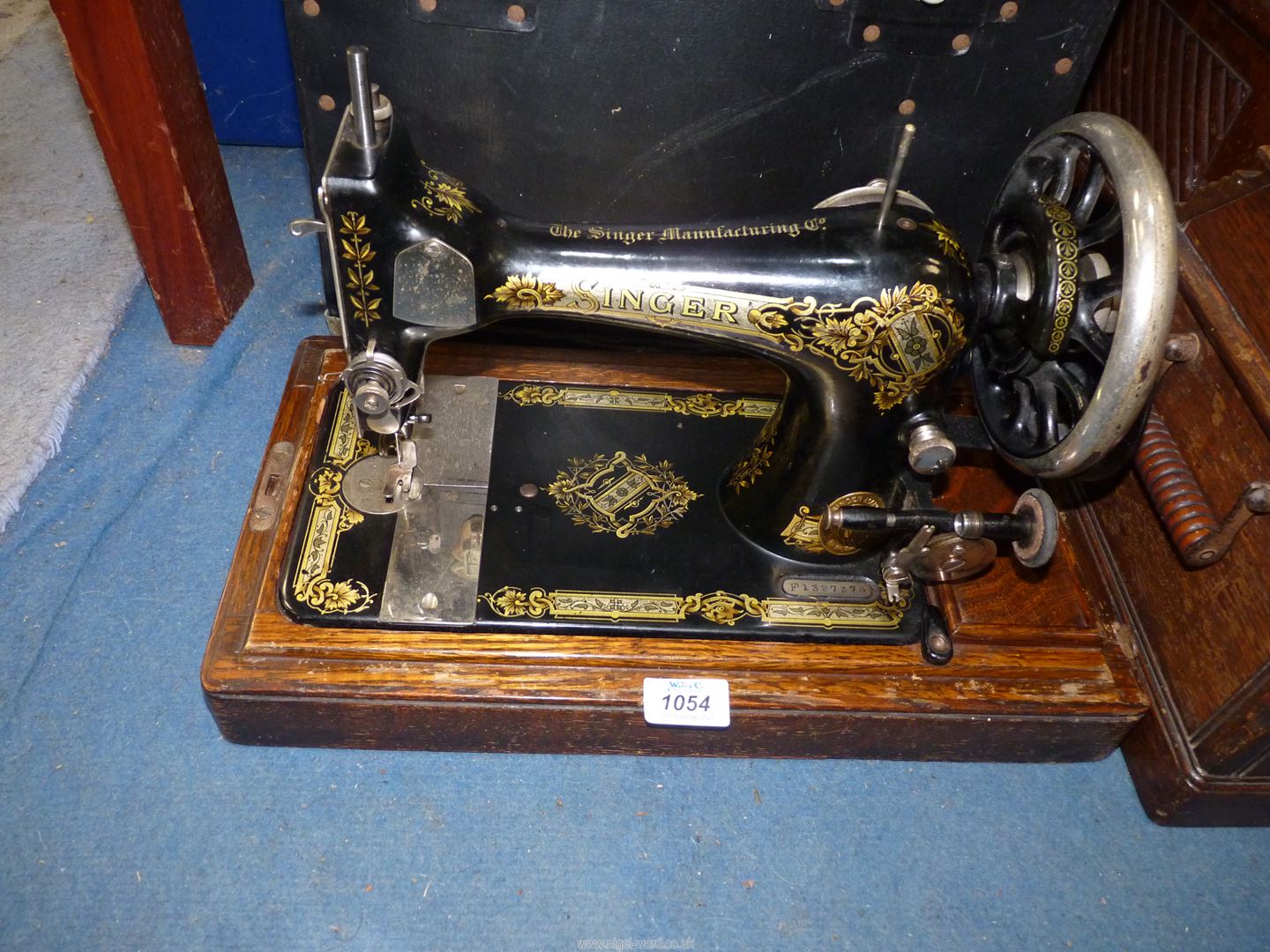 A hand crank Singer sewing machine in working condition, - Image 2 of 2