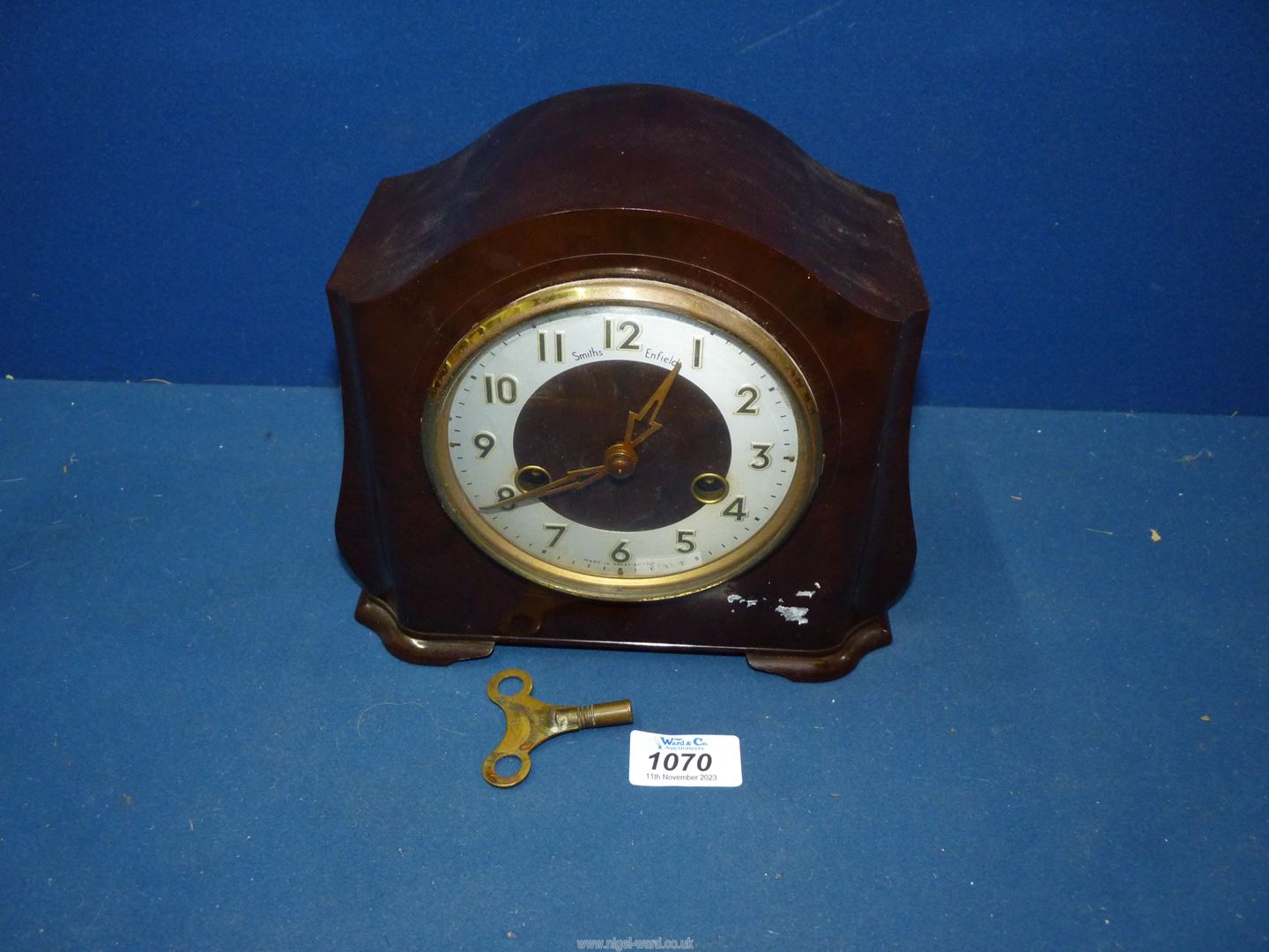 A Smiths Enfield bakelite mantle clock with pendulum and key, 8 1/2" x 7 1/2".