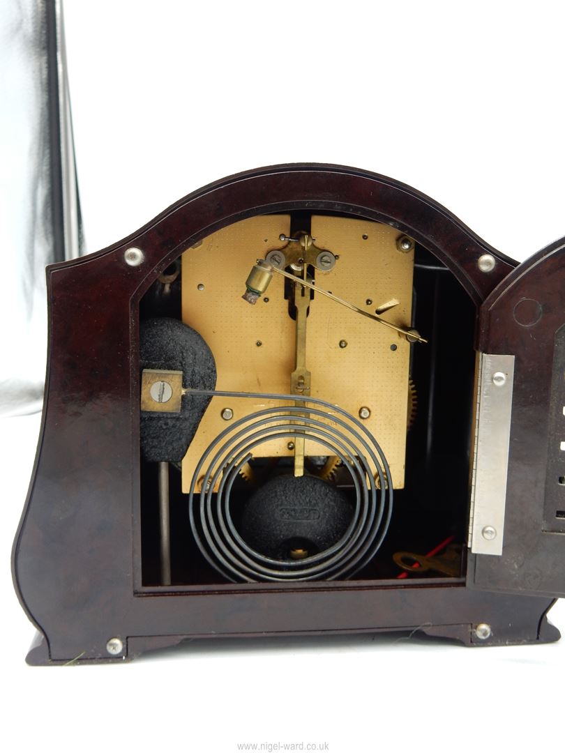 A Smiths Enfield bakelite mantle clock with pendulum and key, 8 1/2" x 7 1/2". - Image 14 of 15