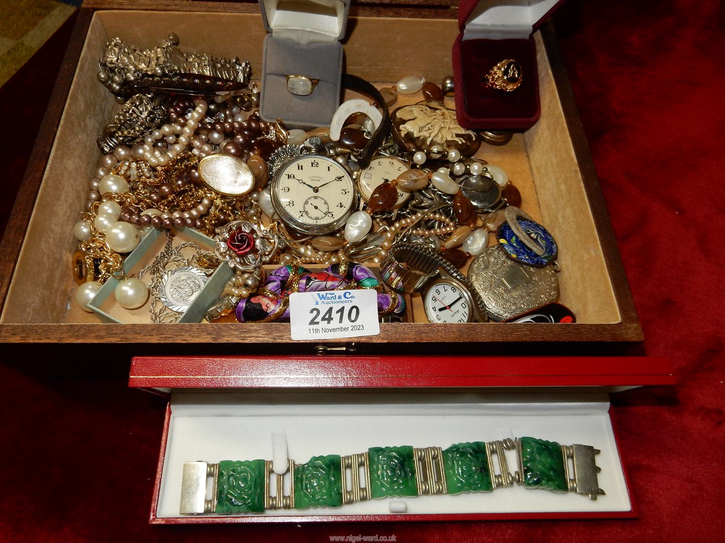 A quantity of costume jewellery including necklaces, rings, brooches, hair grips, etc. - Image 2 of 4