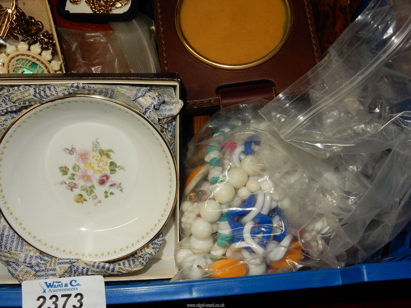 A quantity of costume jewellery, etc. - Image 4 of 5