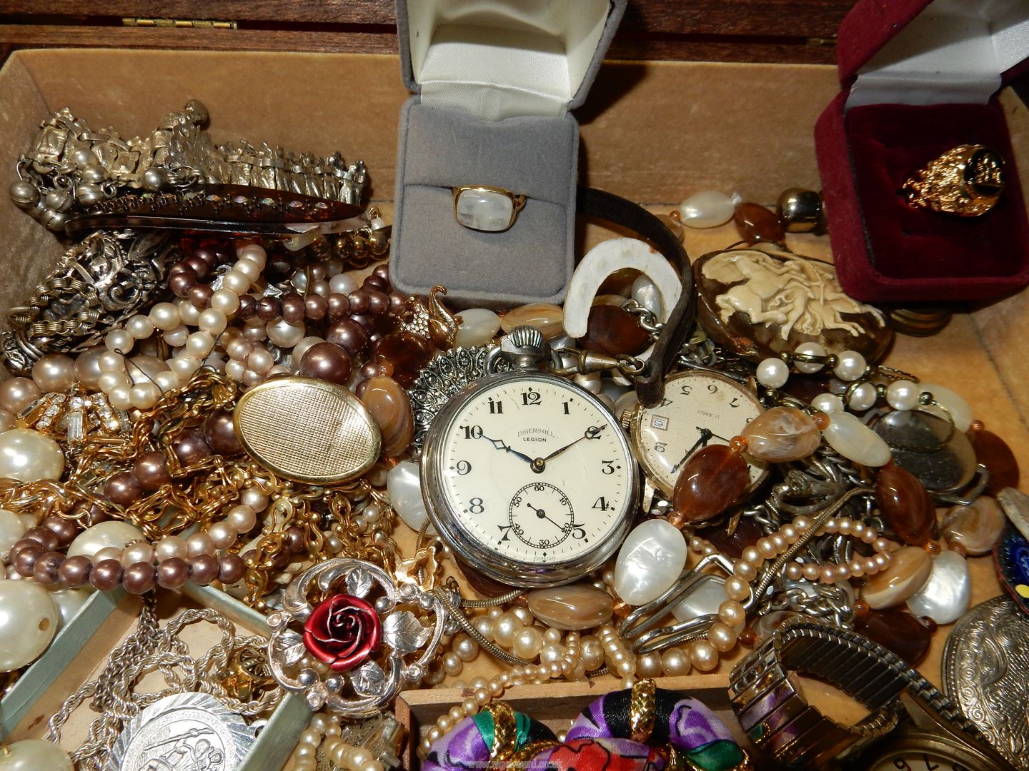 A quantity of costume jewellery including necklaces, rings, brooches, hair grips, etc. - Image 3 of 4