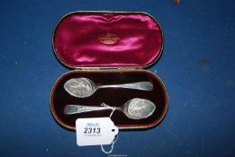 A cased pair of silver jam spoons, London 1894, weight 35.8g.