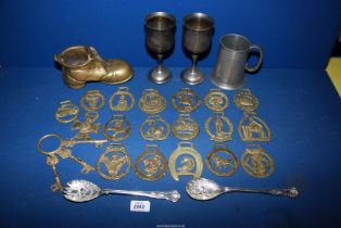 A small quantity of metalware to include horse brasses, pewter goblets,