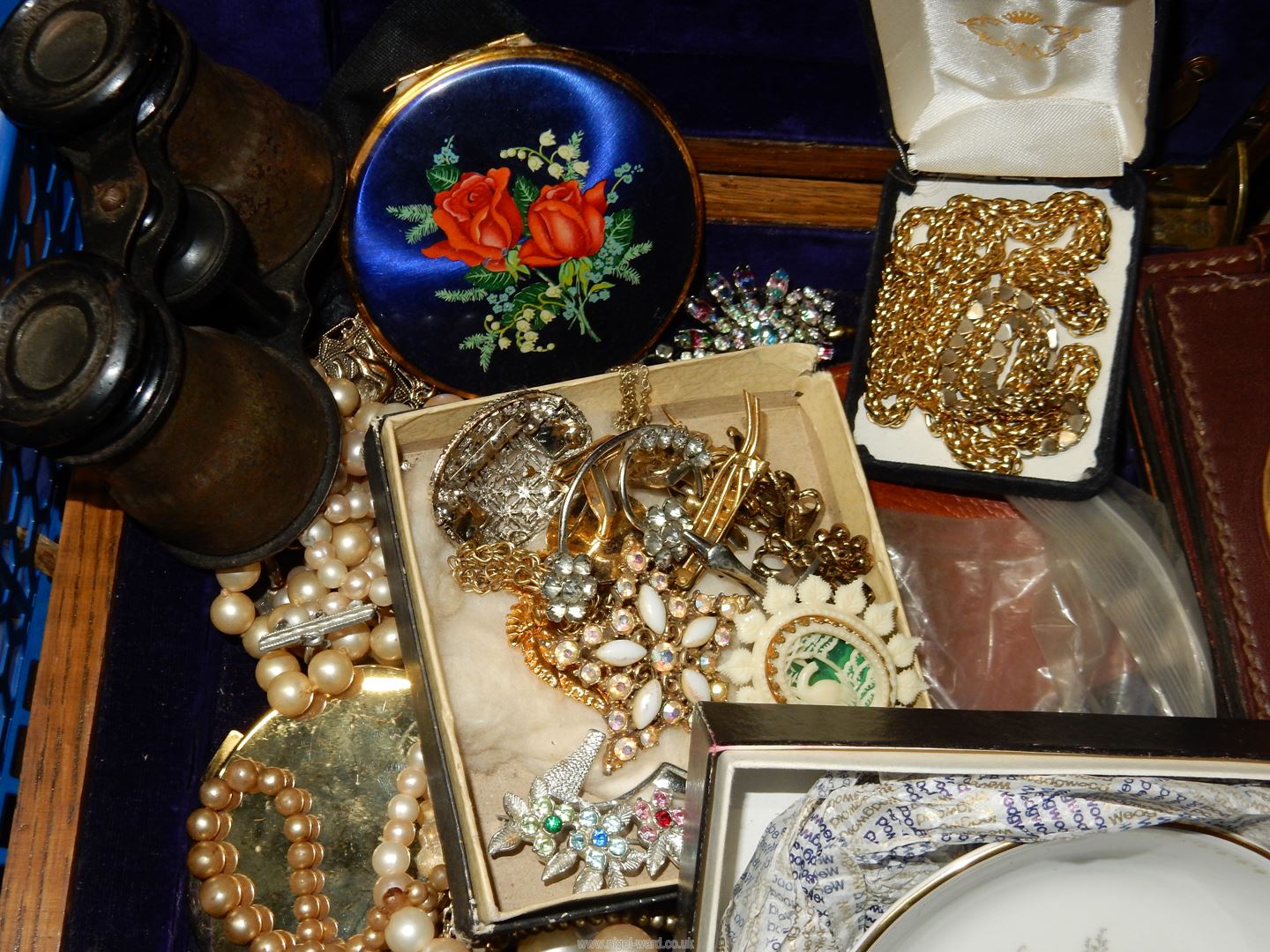 A quantity of costume jewellery, etc. - Image 3 of 5