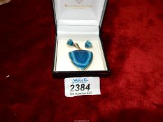 A 9ct gold mounted blue stone (agate) pendant with two matching 9ct gold mounted stud earrings,